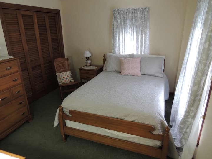 Cómoda cama doble en el tercer dormitorio de arriba.