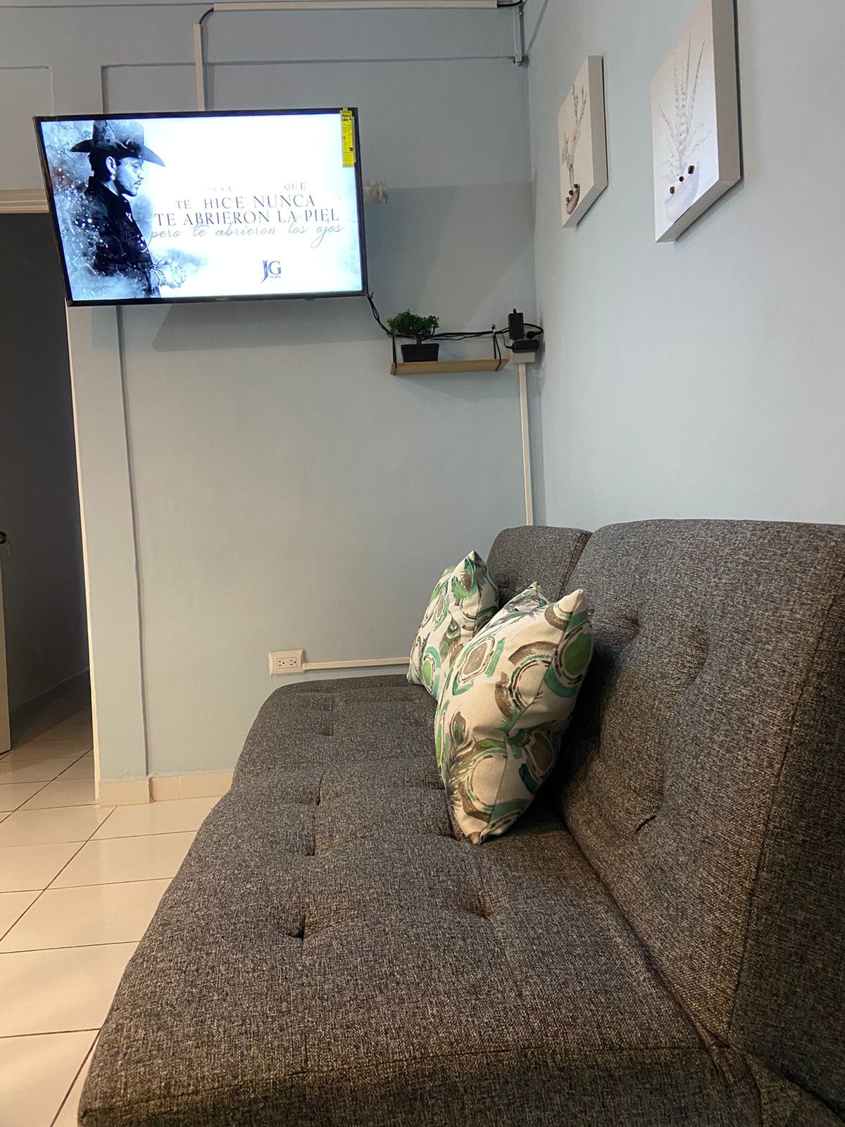 我们的Netflix电视、

有线电视、
互联网 
