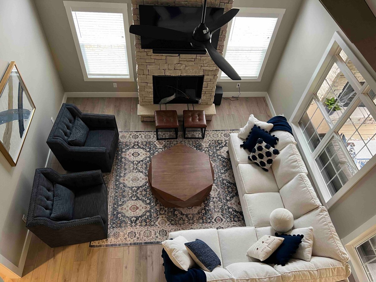 Skvelá izba s televízorom a plynovým krbom.  Pohovka pre dodatočný priestor na spanie.