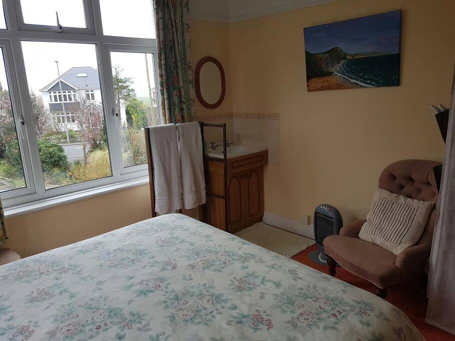 Bedroom with basin