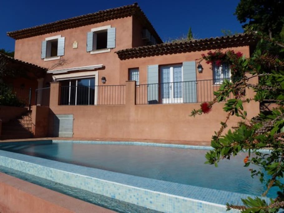 Piscine et facade avant de la villa