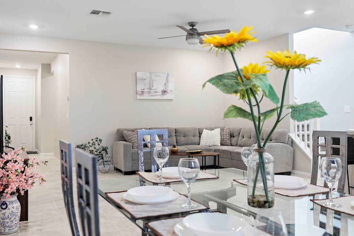 Charming & Modern 4 BD 3 BR New Home Near Strip