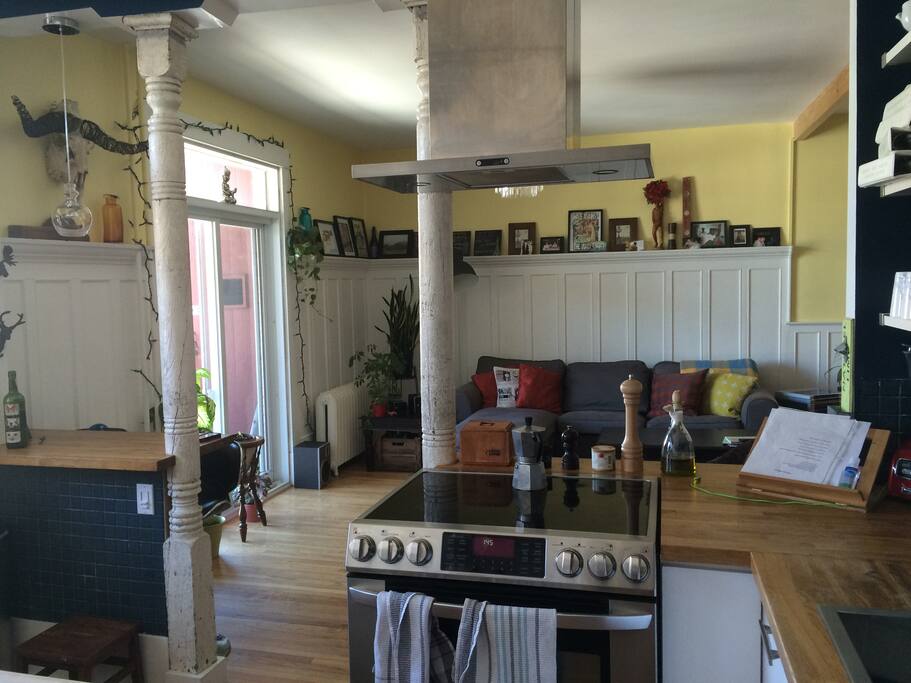 Vue de la cuisine. Vous pourrez faire à manger pendant que vos amis ou votre famille discutent avec vous dans le salon.