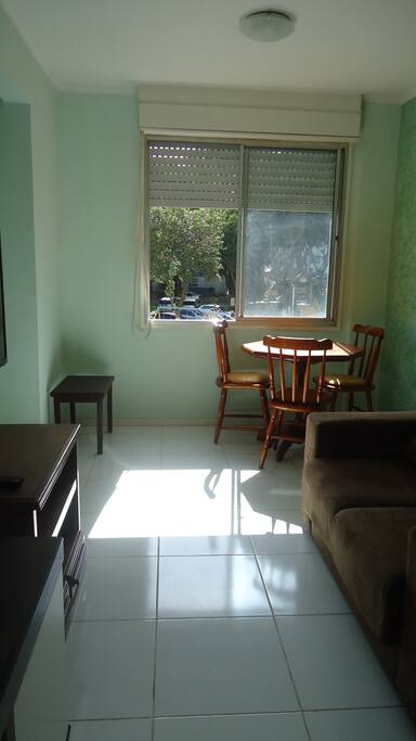 Sala com tv, bem iluminada.