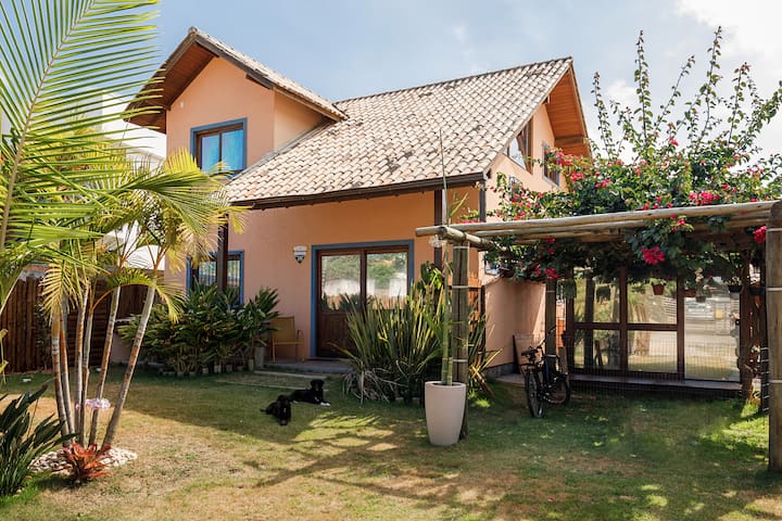 Casa ensolarada para família na praia do Campeche