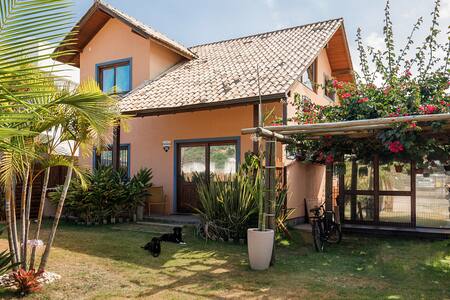 Casa ensolarada para família na praia do Campeche
