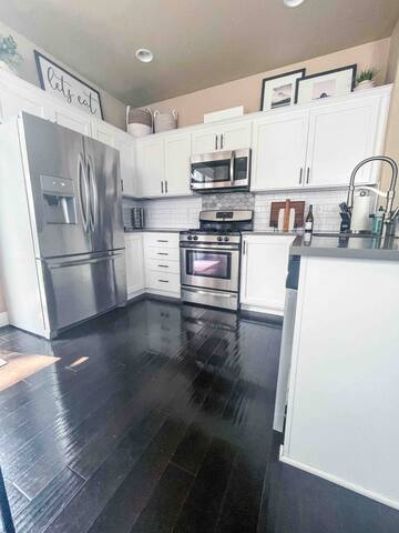 Patio w/ fire pit home ✶ 10min to DT → Has it all! gallery image 4