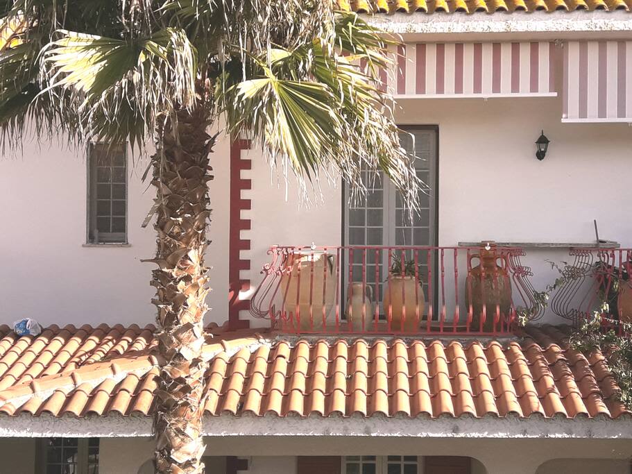 vista balcone dall'esterno della camera da letto con letti singoli.