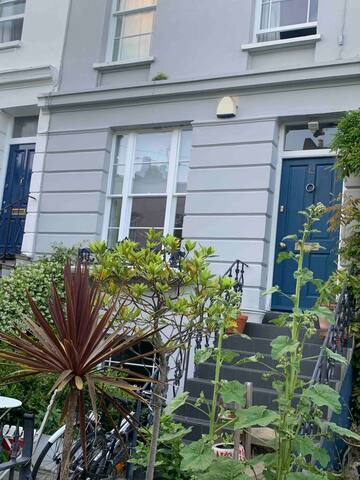 Quiet Stylish 4 bed with Garden gallery image 2