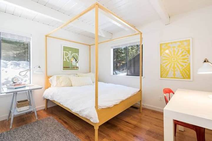 Solfyldt med queensize-soveværelse