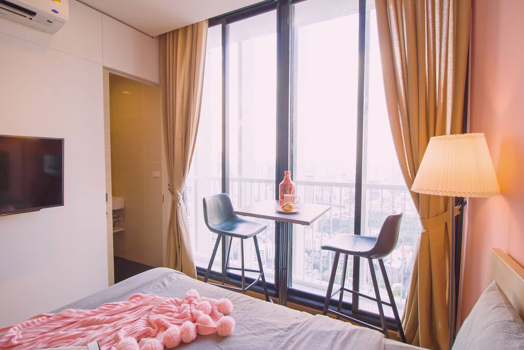 落地玻璃直视曼谷微笑之城
You can enjoy the view through the French window