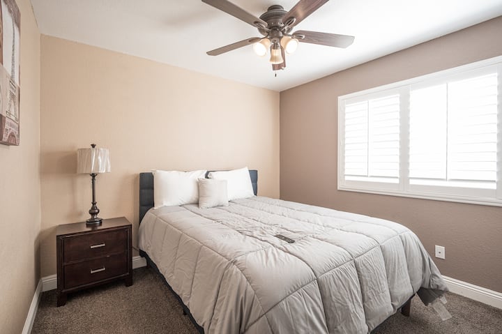 Брачен кревет (широк 150-179 см) на горниот кат 