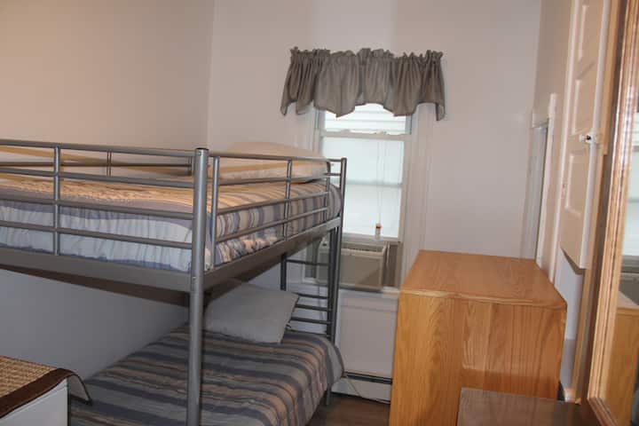 Соба А-2 има еден сет на кревети на спрат со мијалник во собата