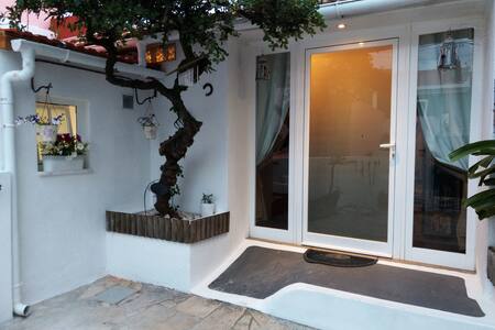 Home & Away Studio By Cris