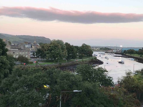 Stunning 2 bed 2 bath with Castle and River views