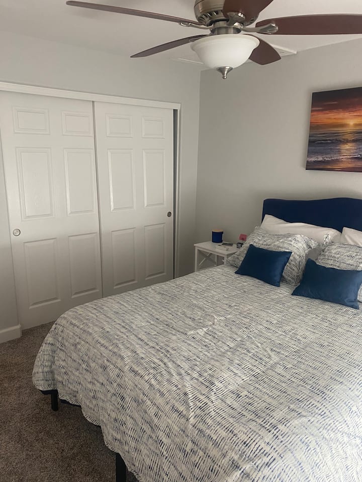 Spálňa na poschodí 3 s manželskou posteľou. 