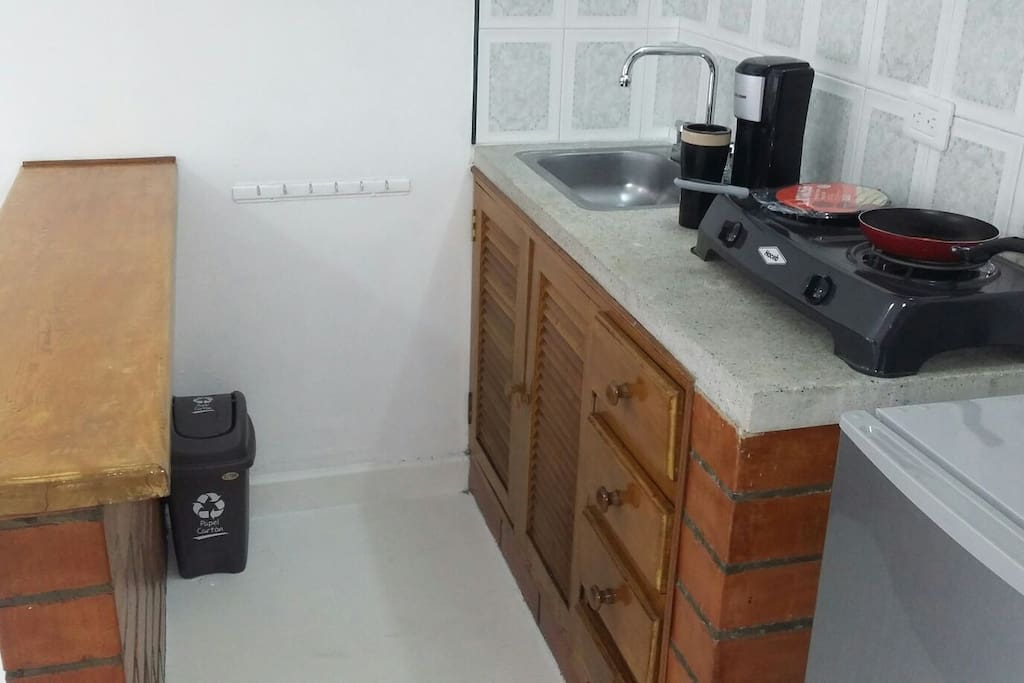 COCINETA CON CAJONERA, ESTUFA ELECTRICA, CAFETERA, PARRILLA PARA ASAR AREPAS, SARTEN Y BASURERO