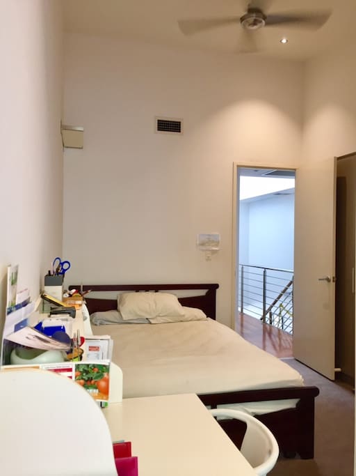 Queen size bed & desk