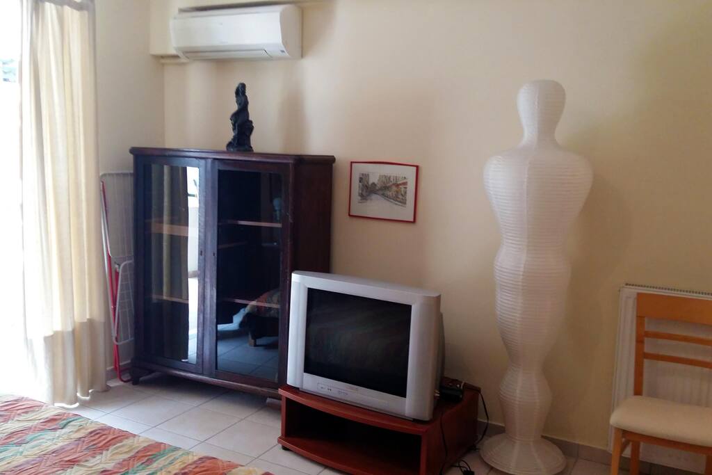The unit is located within walking distance of 2 small supermarkets,
drugtores and a huge (by Greek standards) municipal park