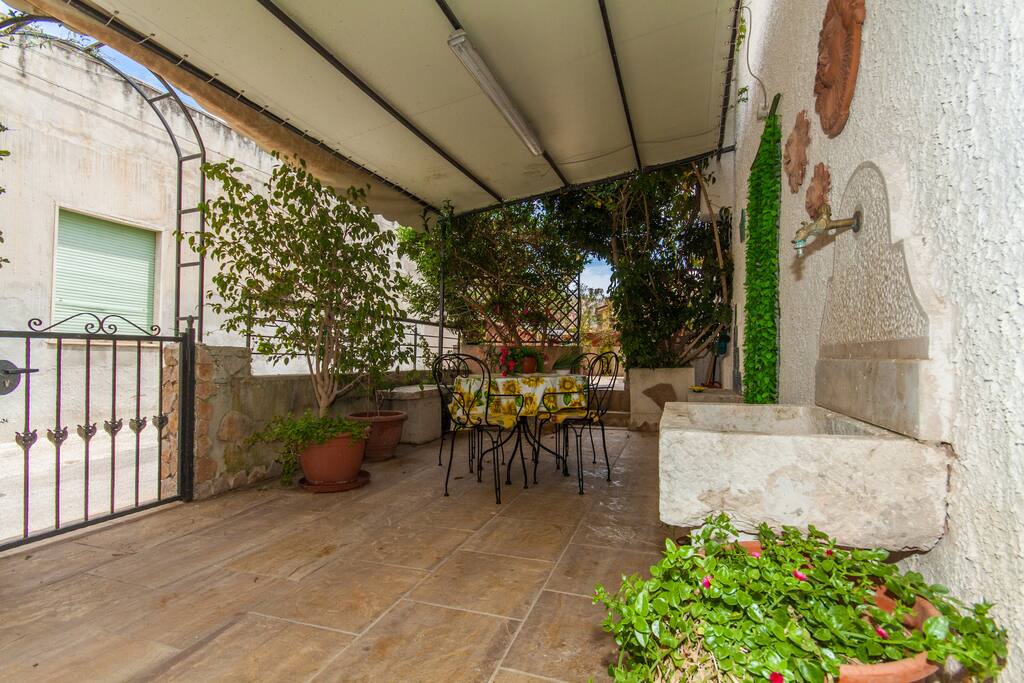 Veranda con ingresso da via Catania.