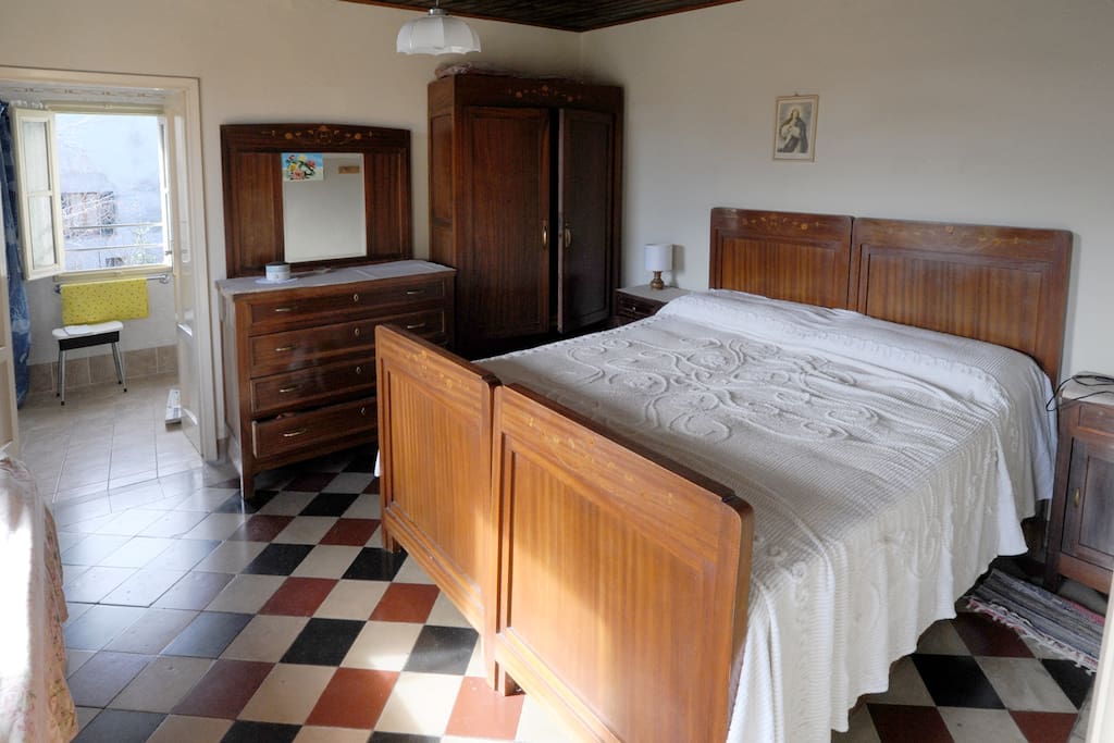 La camera da letto con il bagno adiacente, con finestra sul giardino.
