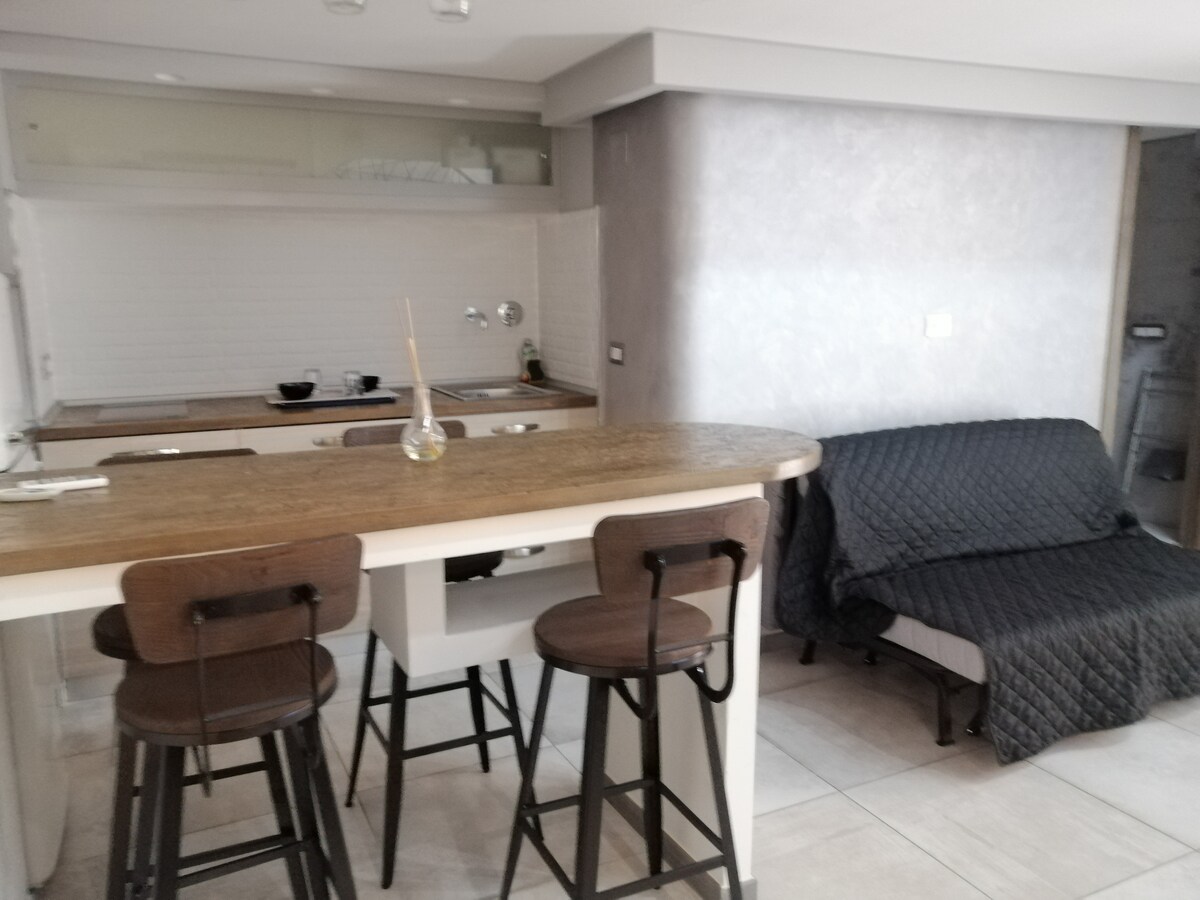 Popular Airbnb listing: Chiaia Industrial Studio (Lenottibianche) in Napoli