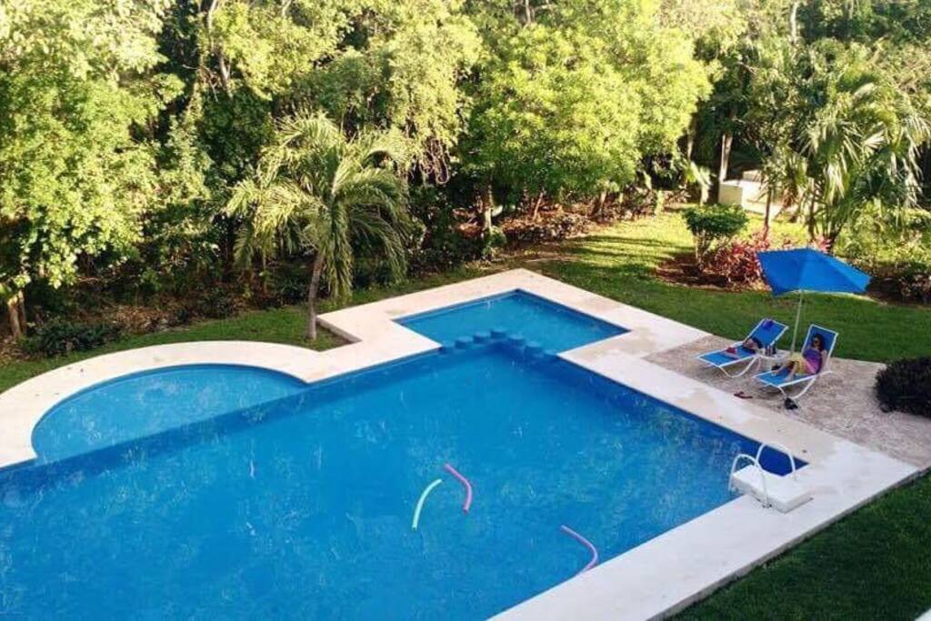 Piscina con asadores y camastros del complejo