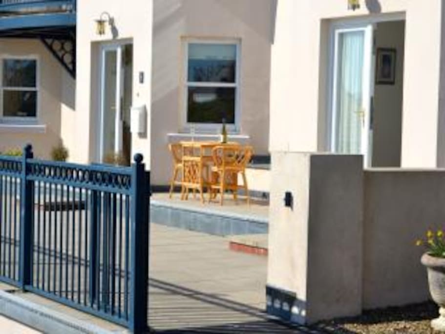 Entrance to the apartment. Private terrace. Dedicated parking space for guests at the front of the apartment.