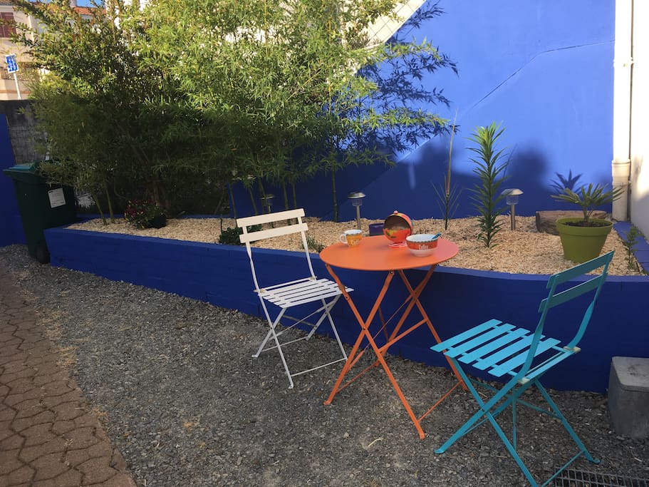 Aux beaux jours je peux vous installer une table dehors pour profiter du soleil quand il est là ;)