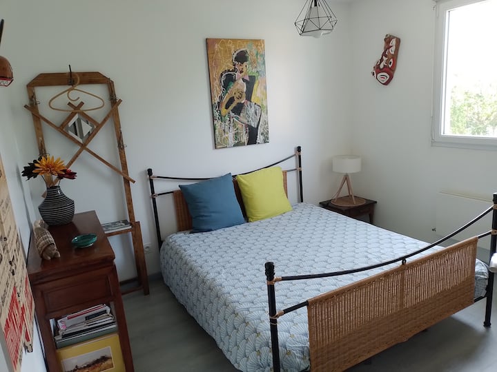 Spálňa 2 manželské postele 1,60m x 2 m s výhľadom na záhradu