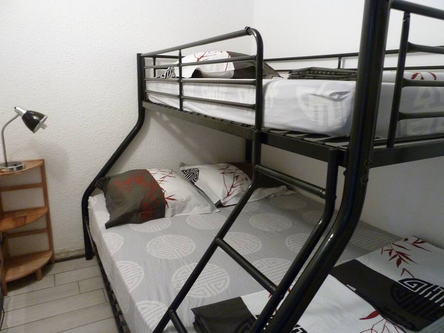 coin nuit avec couchage en 140x190 en bas et 90x190 en haut