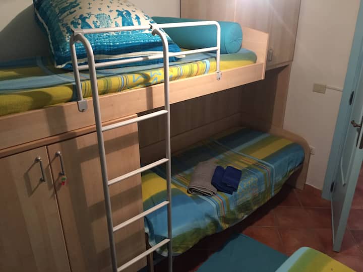 Chumba cha kulala na vitanda vitatu