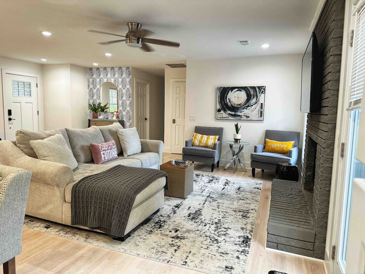 Опуштете се! Дневната соба има тавански вентилатор и доволно места за седење за гостите да се рашират. Има и камин со 65-инчен телевизор.