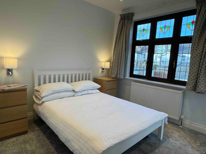 La chambre  3 offre une vue sur le jardin.  Pour des raisons de sécurité avec des jeunes enfants, les fenêtres peuvent être verrouillées avec une clé.  Les rideaux ont une doublure occultante. 

Taille du lit : double britannique (135 cm x 190 cm ou 4’6” x 6’3”) 

Matelas : fermeté d'oreillers moyenne et ferme

sur demande