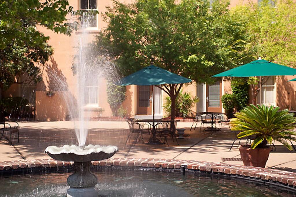 Relax after sightseeing in the beautiful fountain. courtyard.