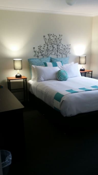 A cosy comfy boho themed room. Shared bathrooms separate toilet,private sitting spaces. Spacioys home with great ocean views, pool, sauna and interesting wildlife, private beach track. All travelers are welcome and we love to talk about where you have visited. Located in a secluded residential area and a 7 minute drive to Sundhine Beach great dining, good coffee, the famous Surf Club, shops and a short drive to Noosa's main beach AND National Park. Enjoy. Relax Escape