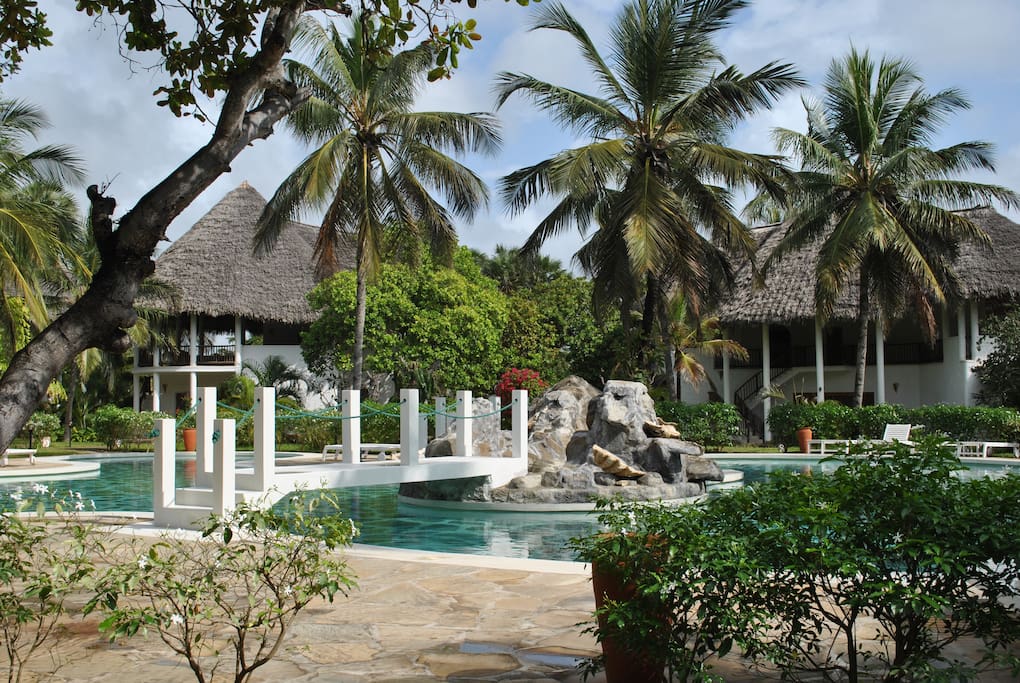 An amazing huge pool with sunbeds and towels provided by Kola Beach Resort