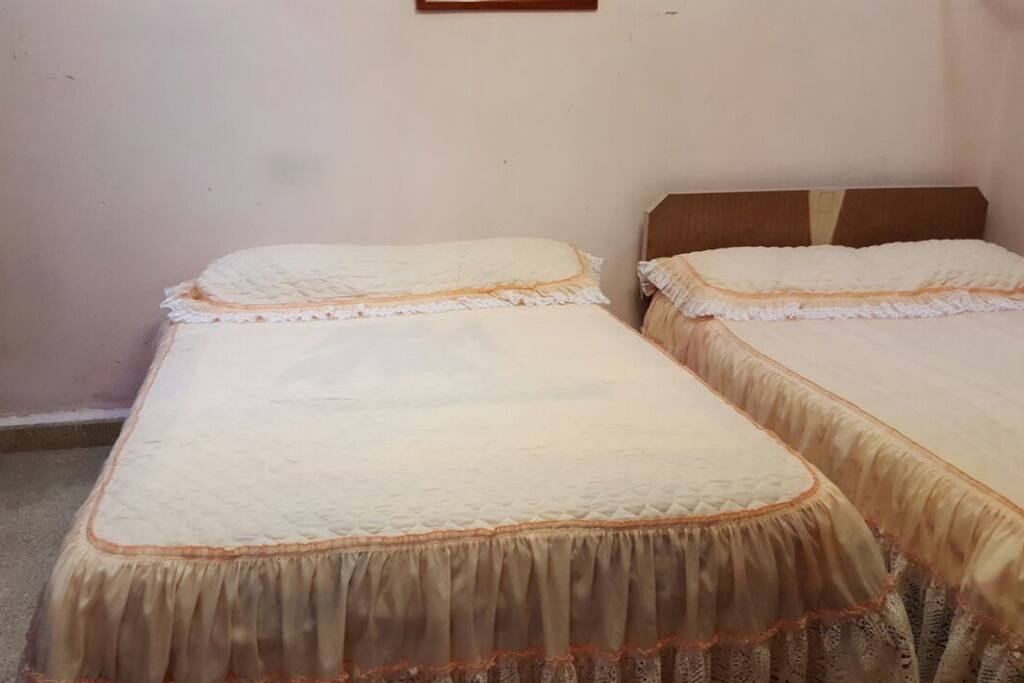 Recámara confortable, dos camas y muy tranquila.