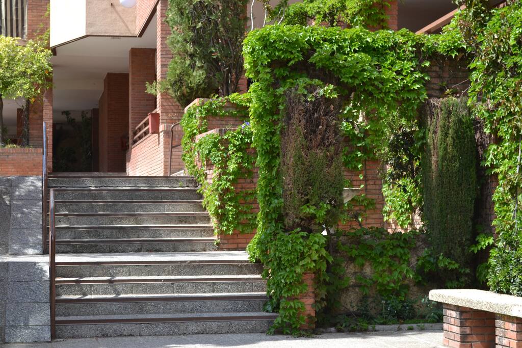 ZONA AJARDINADA PRIVADA ENTRADA AL APARTAMENTO