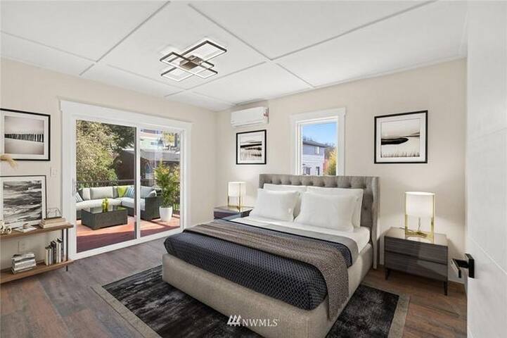 Beautiful updated Seattle house w/hot tub & Sauna gallery image 5