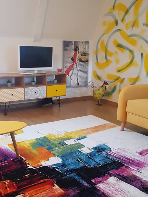 Ravissant appartement aménagé au dernière étage d’une demeure champenoise datant de 1875. Entièrement rénové , il ne pourra que vous surprendre par ses multiples couleurs .