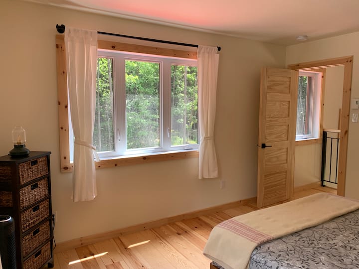 高层标准双人床卧室，带套内卫生间3