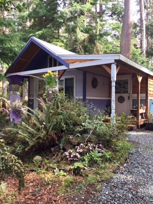 Purple Cottage Studio with adjacent bath house!