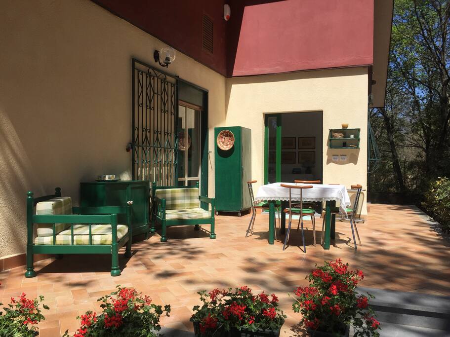 Le sedute nella terrazza (seats in the terrace)