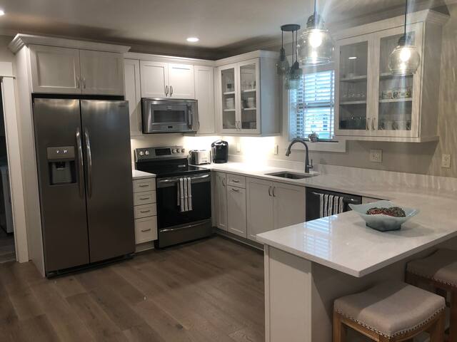 Lakeview, New Orleans, Upscale 2 Bedroom Duplex gallery image 3