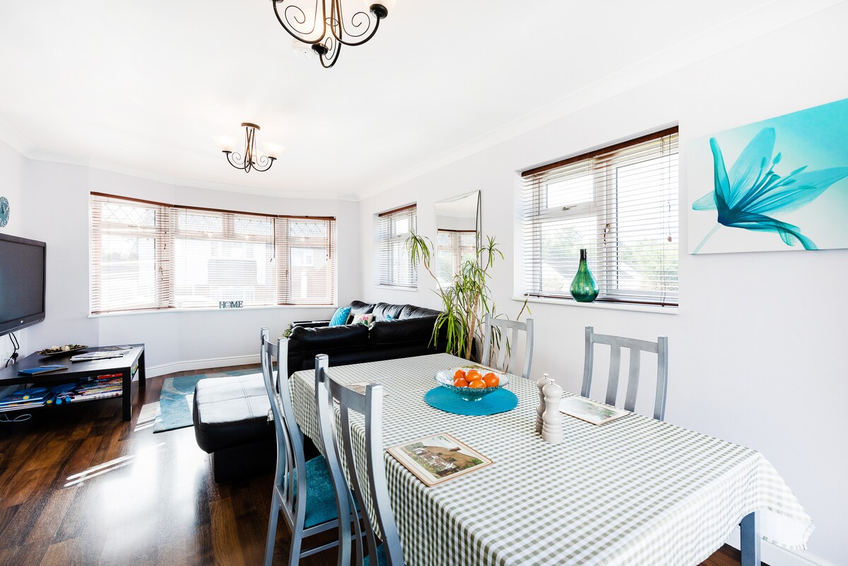 Popular Airbnb listing: Family home 5 minutes drive from Harry Potter Tour in Three Rivers