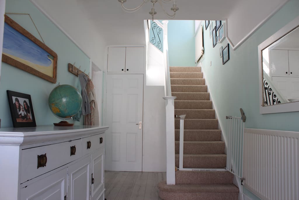 Spacious entrance hall, plenty of room for buggies.