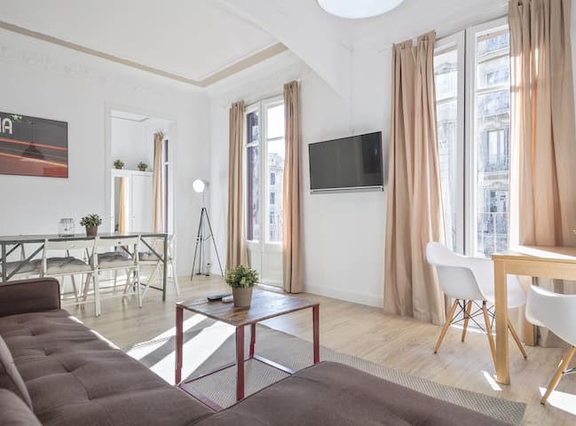 Impressive Modernist Apt. 6 pax in Eixample