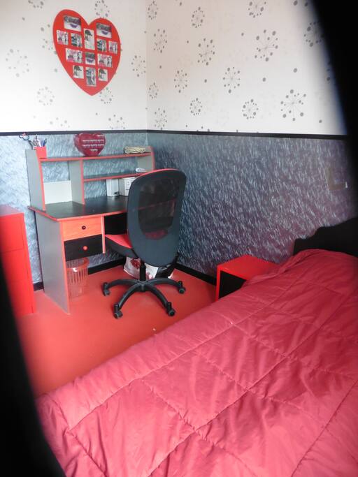 Espace bureau dans la chambre