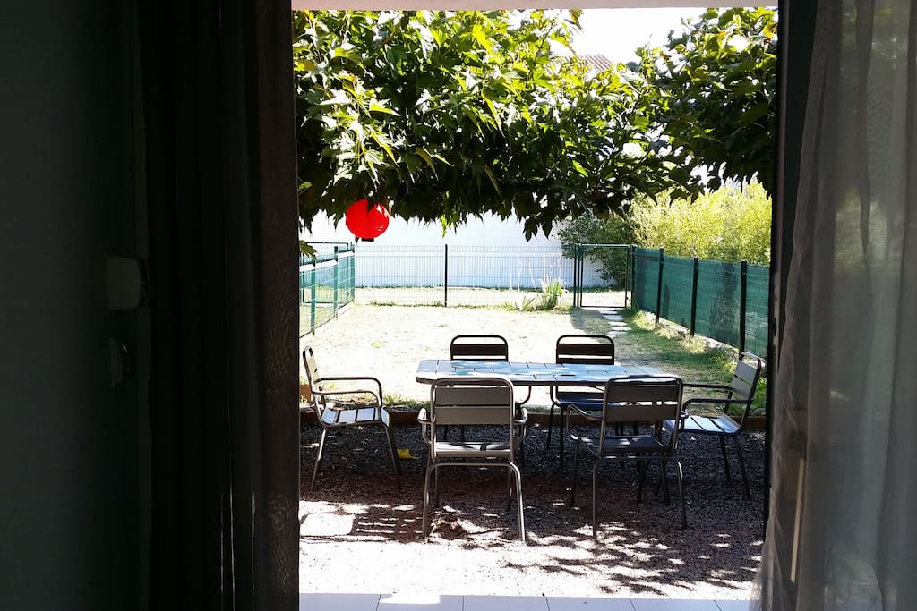ambiance paisible et ombragée en été du jardin